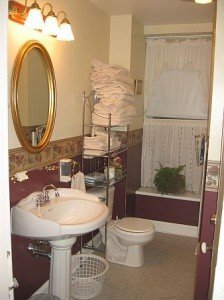 Gluha private bath (down hall)